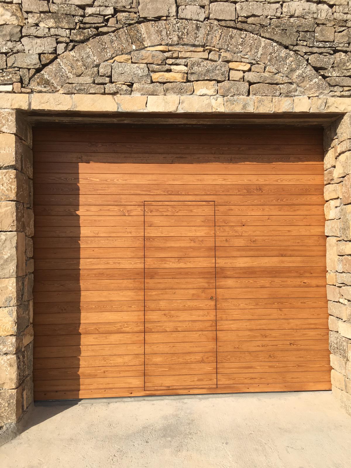 Puertas basculantes de garaje en Lleida - Taller Vitar