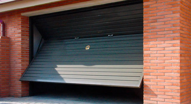 Puertas basculantes de garaje en Lleida